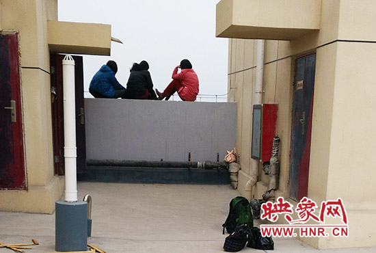 三人在樓頂始終不肯下來。