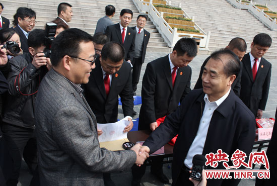 省高院院長(zhǎng)張立勇親手將一把車(chē)鑰匙交給買(mǎi)受人 省高院院長(zhǎng)張立勇親手將一把車(chē)鑰匙交給買(mǎi)受人