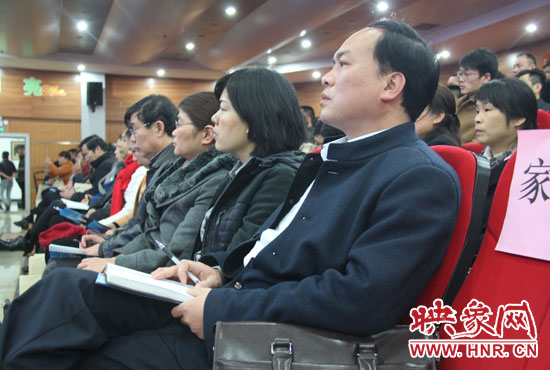 認(rèn)真聽取招生政策的學(xué)生家長(zhǎng)。