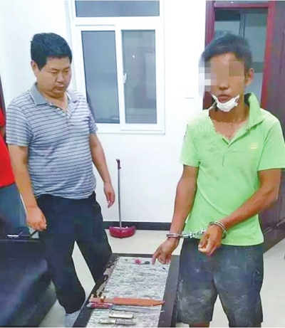 犯罪嫌疑人張某某（右）被抓時，挎包中被搜出兩把長約30厘米的尖刀