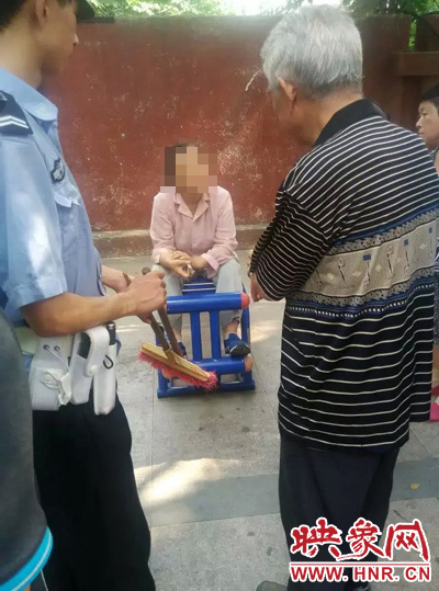 老太當(dāng)時坐在健身器材上做仰臥起坐，說環(huán)衛(wèi)工人影響她鍛煉身體了，便開始謾罵環(huán)衛(wèi)工人。