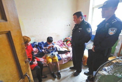 民警將小寶帶到他母親（紅衣女子）的住處，小寶拿出新鞋玩了起來。