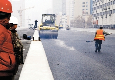 昨日農(nóng)業(yè)路高架第八標(biāo)段已經(jīng)開始鋪設(shè)瀝青。