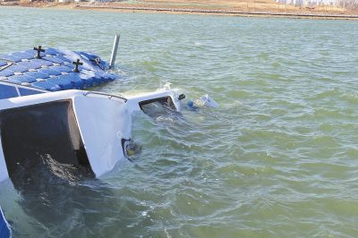 鄭州龍湖1號(hào)巡邏艇被凍爛沉船龍湖 兩時(shí)撈出沉船 鄭州龍湖1號(hào)巡邏艇被凍爛沉船龍湖 兩時(shí)撈出沉船