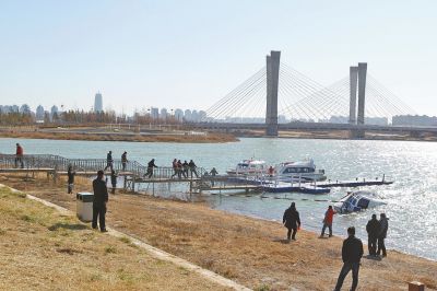 鄭州龍湖1號(hào)巡邏艇被凍爛沉船龍湖 兩時(shí)撈出沉船 鄭州龍湖1號(hào)巡邏艇被凍爛沉船龍湖 兩時(shí)撈出沉船