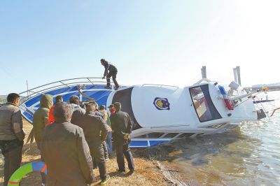 鄭州龍湖1號(hào)巡邏艇被凍爛沉船龍湖 兩時(shí)撈出沉船 鄭州龍湖1號(hào)巡邏艇被凍爛沉船龍湖 兩時(shí)撈出沉船