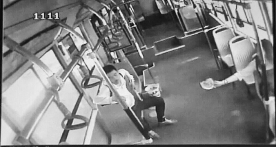 小情侶公交車上旁若無人吃西瓜，弄臟車廂環(huán)境引不滿。