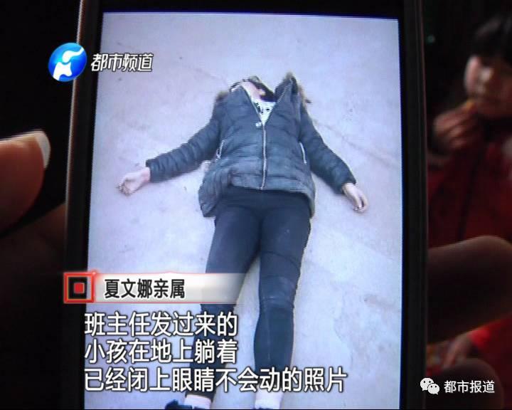 得知孩子沒去上學(xué)，家人擔(dān)心孩子發(fā)生意外，于是趕快報了警。讓人沒想到的是，剛報完警，家人收到了老師發(fā)來的照片。