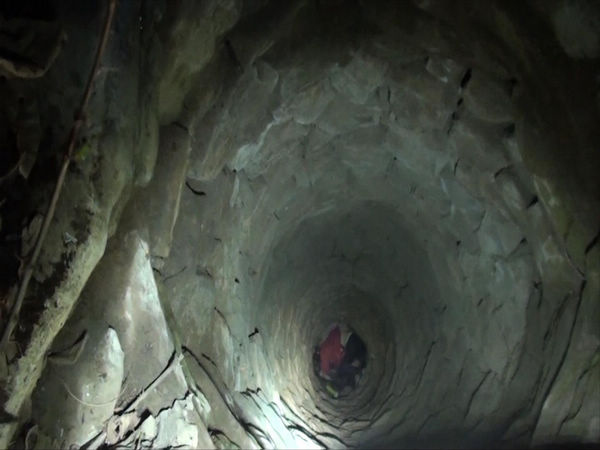 險！女子凌晨墜入15米深井 命懸一線