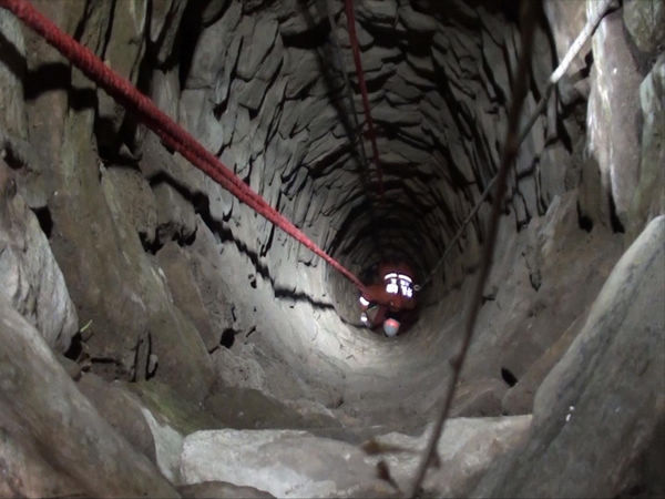 險！女子凌晨墜入15米深井 命懸一線