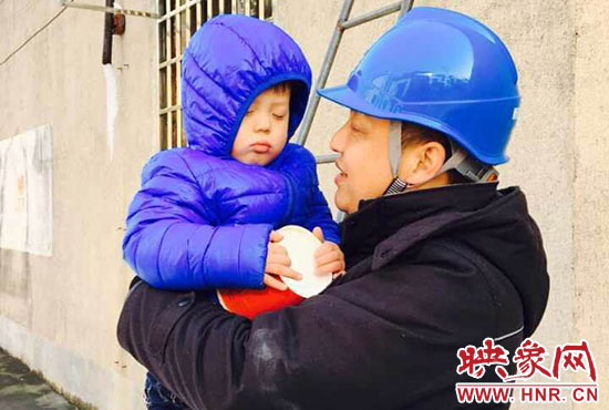 電工抱起孩子時，孩子還在睡。