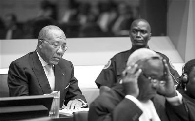 9月26日，荷蘭海牙，利比里亞前總統(tǒng)查爾斯·泰勒在法庭接受審判。