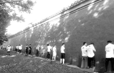 網(wǎng)友上傳的“北馬”選手集體“尿紅墻”圖片。