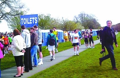 北京馬拉松“尿紅墻” 集體噓噓是傳統(tǒng)？