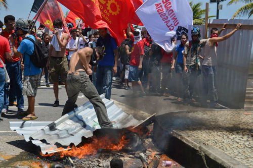 當(dāng)?shù)貢r(shí)間10月21日，巴西里約熱內(nèi)盧近海一座油田舉行開(kāi)采權(quán)競(jìng)標(biāo)，引發(fā)示威者抗議，與負(fù)責(zé)安保的大量配槍巡邏士兵發(fā)生沖突。 CFP