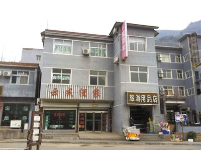 今年，胡萬林涉嫌非法行醫(yī)的地點(diǎn)，就在這座農(nóng)家賓館內(nèi)。