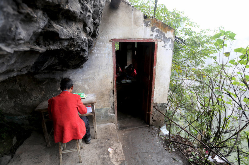 左邊是絕壁，右邊是懸崖，這樣一個(gè)讓人“倒吸涼氣”的地方，卻是袁老師的“辦公室”。