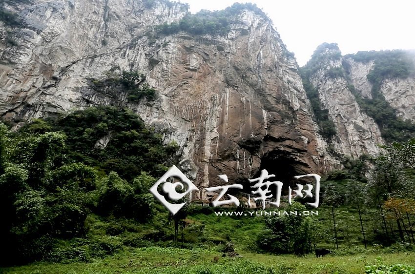 大鍋圈小學(xué)就建在這樣一個(gè)懸崖絕壁邊上。