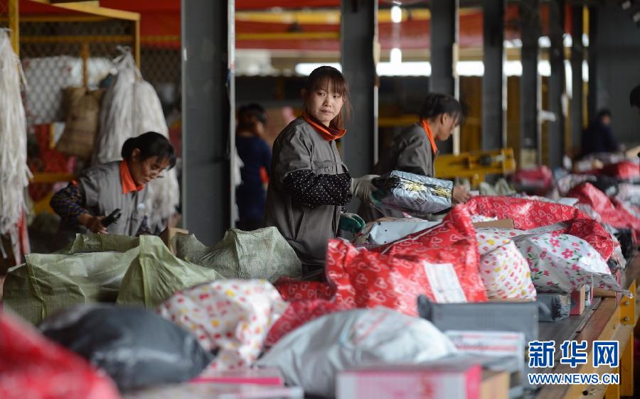 11月11日，一家快遞公司的工作人員正在分揀快件。