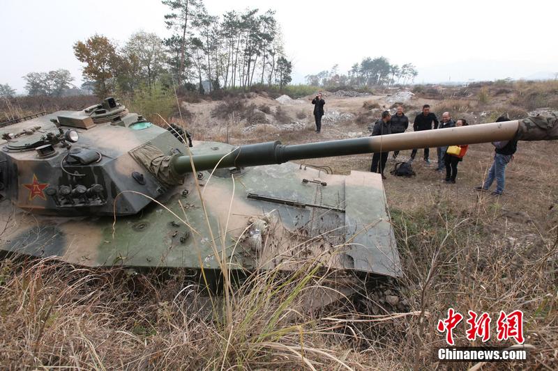 12月4日，浙江臺(tái)州，人們?cè)谔箍饲皣^。