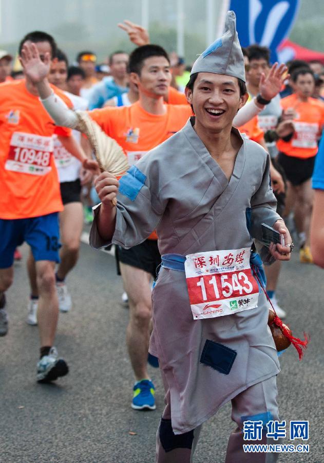 12月8日，一名選手身著“濟(jì)公”服裝參加比賽。