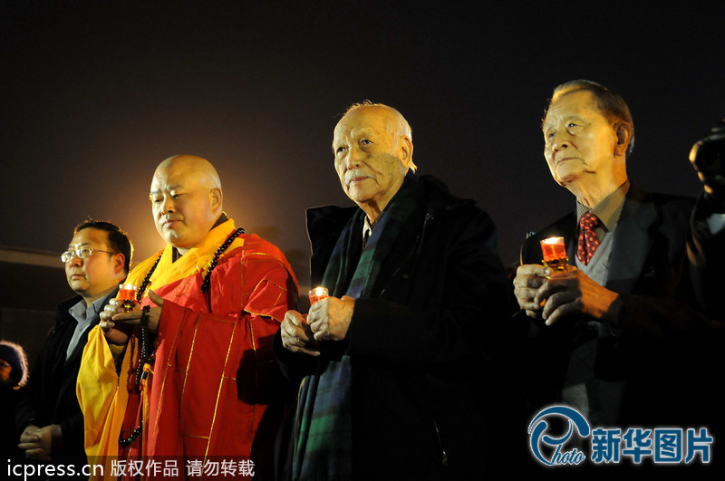 “為南京大屠殺遇難者守靈儀式暨和平燭光祭”活動(dòng)在侵華日軍南京大屠殺遇難同胞紀(jì)念館祭場(chǎng)舉行。