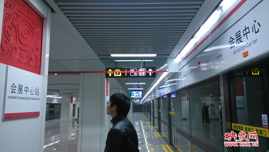 會(huì)展中心站，兩塊牌子的站點(diǎn)名稱(chēng)英文翻譯也不相同