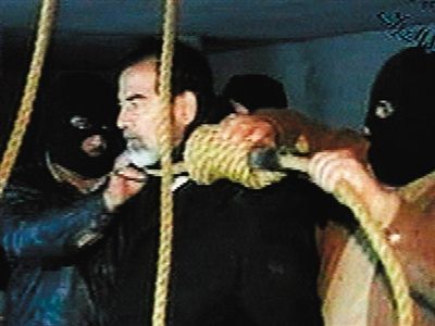 警衛(wèi)給薩達(dá)姆套上絞刑工具。