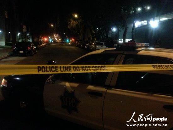 縱火案件發(fā)生在1月1日晚9時(shí)25分，舊金山當(dāng)?shù)鼐胶拖绬T幾分鐘內(nèi)趕到事故現(xiàn)場(chǎng)，并迅速撲滅了火情。記者1日晚趕到現(xiàn)場(chǎng)時(shí)，領(lǐng)館正門所在區(qū)域已經(jīng)被警察封鎖。