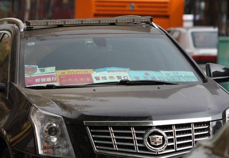 深圳現(xiàn)“史上最多通行證車(chē)”無(wú)牌豪車(chē)