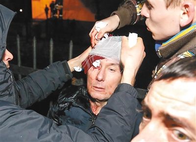 11日，基輔，遇襲受傷的反對派領(lǐng)導(dǎo)人盧岑科接受簡單救護(hù)。