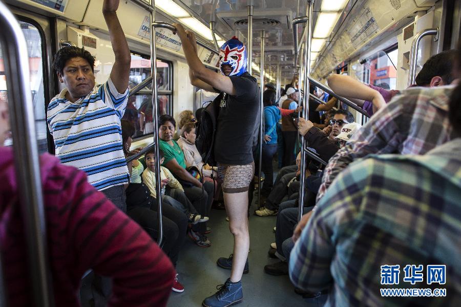 一名參加不穿褲子搭地鐵活動的男子站在地鐵車廂內(nèi)。