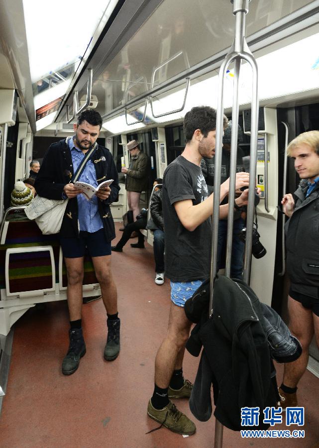 1月12日，在橫貫巴黎東西部的1號線地鐵車廂里，乘客只穿一條內(nèi)褲搭乘地鐵。