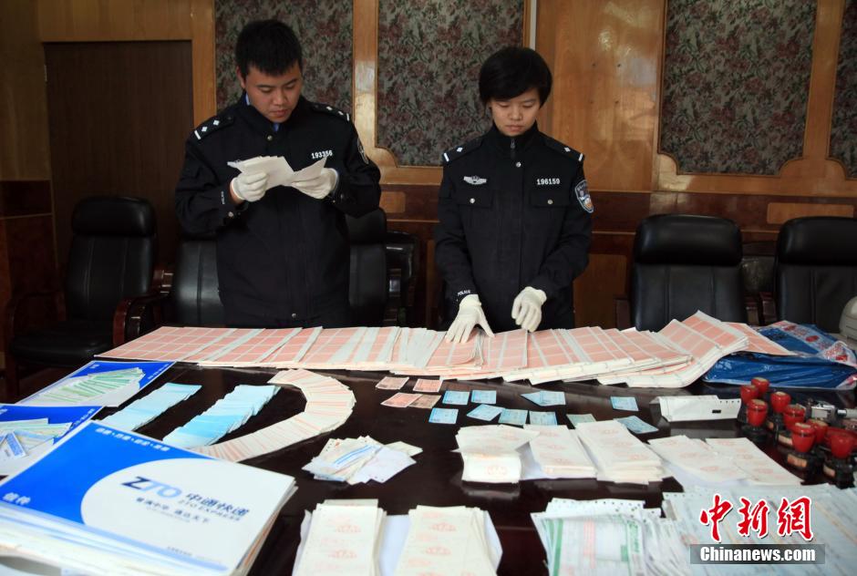 圖為查獲大量假火車(chē)票和制販工具（資料圖片）。