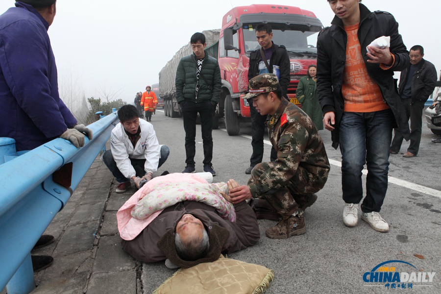 一名受傷群眾被救出。惠斌 攝