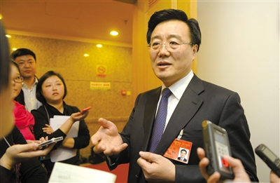 昨日，在十四屆人大二次會(huì)議順義代表團(tuán)全團(tuán)審議后，北京市人大代表、北京市常務(wù)副市長(zhǎng)李士祥接受記者提問。新京報(bào)記者 浦峰 攝