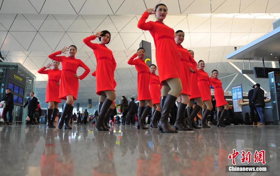 1月23日，機(jī)場(chǎng)工作人員在跳“快閃”舞蹈。