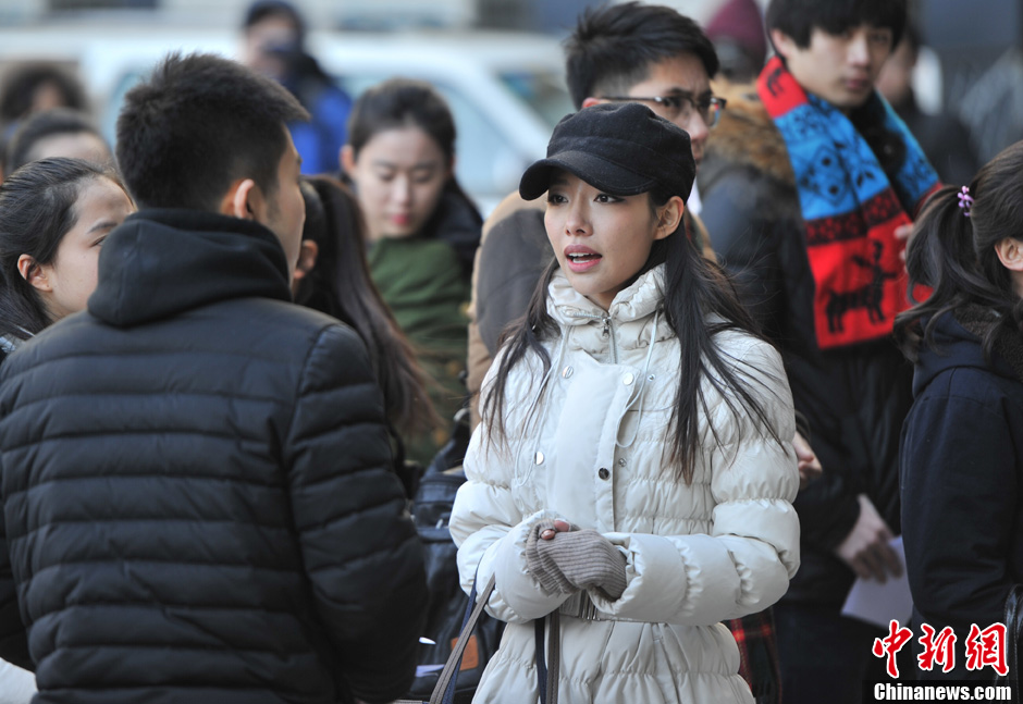 圖為表演系考生走出考場(chǎng)。