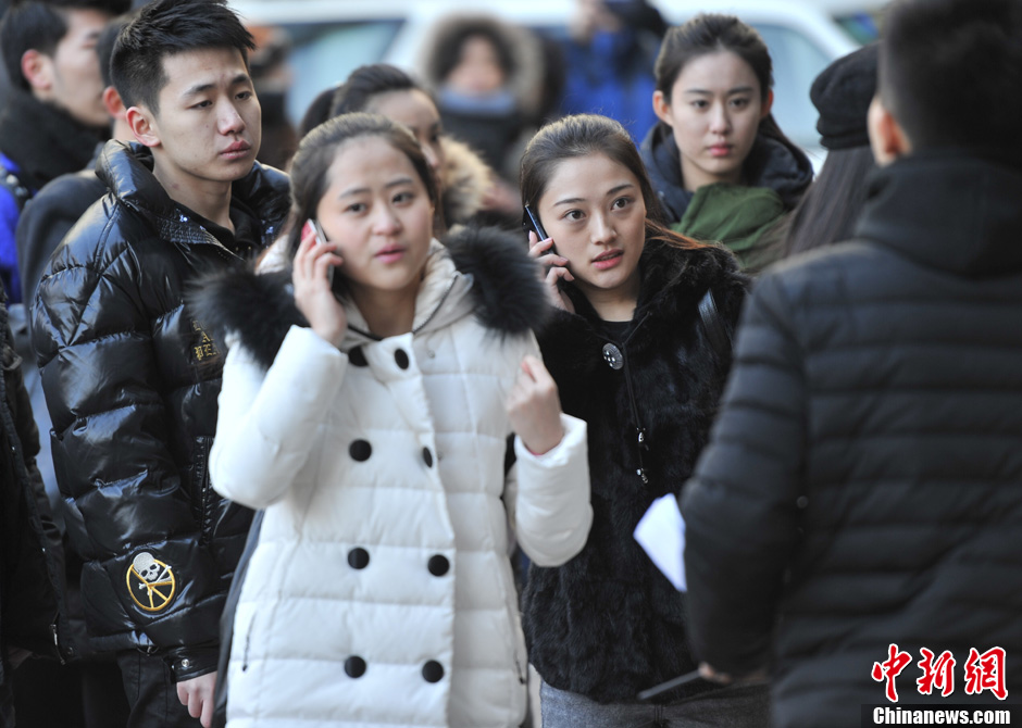 圖為表演系考生走出考場(chǎng)。