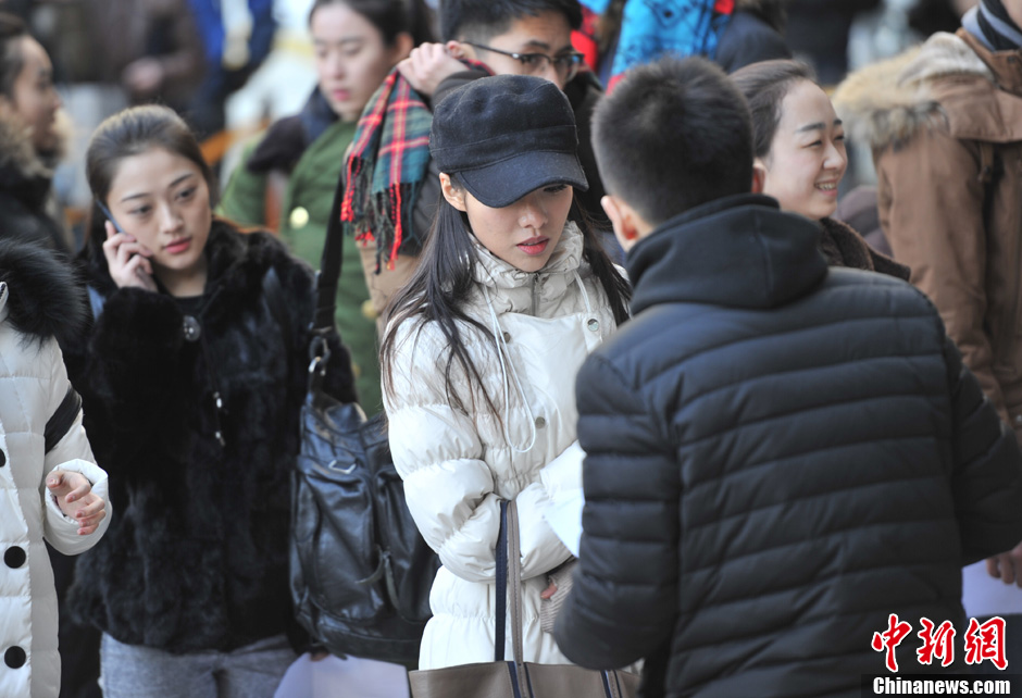 圖為表演系考生走出考場(chǎng)。