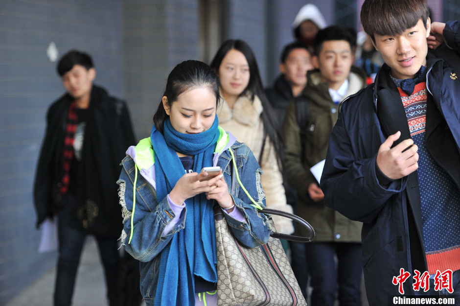 圖為表演系考生走出考場(chǎng)。