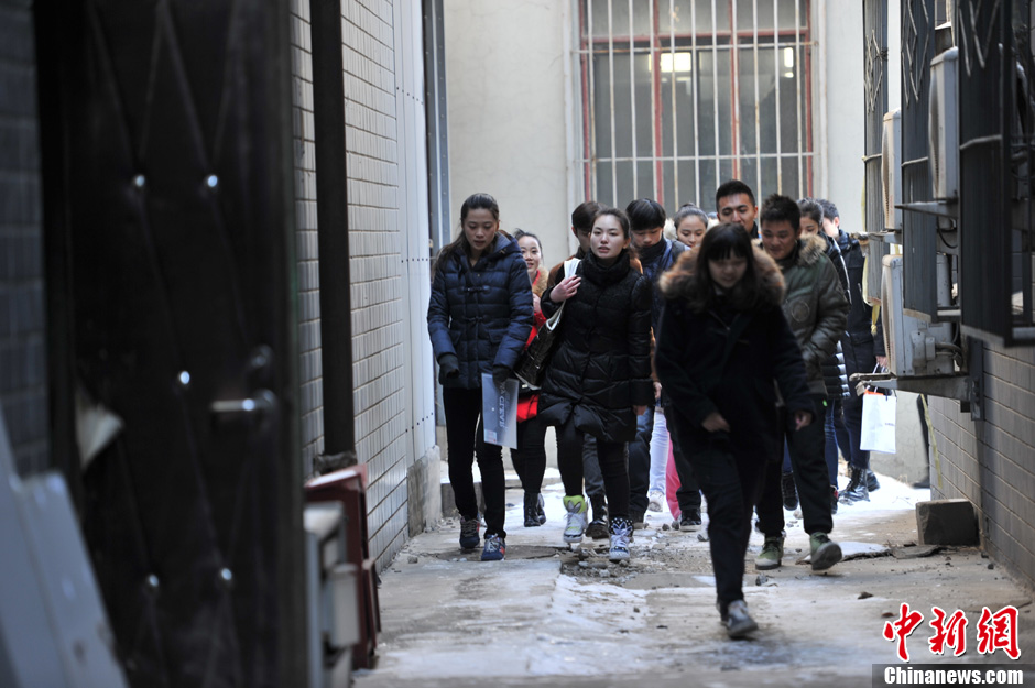 圖為表演系考生走出考場(chǎng)。