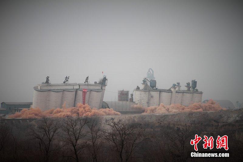 　2014年2月17日，石家莊市再次啟動壓減水泥過剩產(chǎn)能、治理大氣污染水泥企業(yè)集中爆破拆除行動。