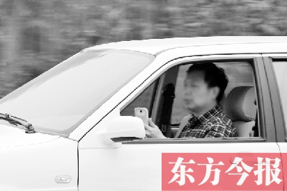 有車好好開(kāi) 別用生命刷微博