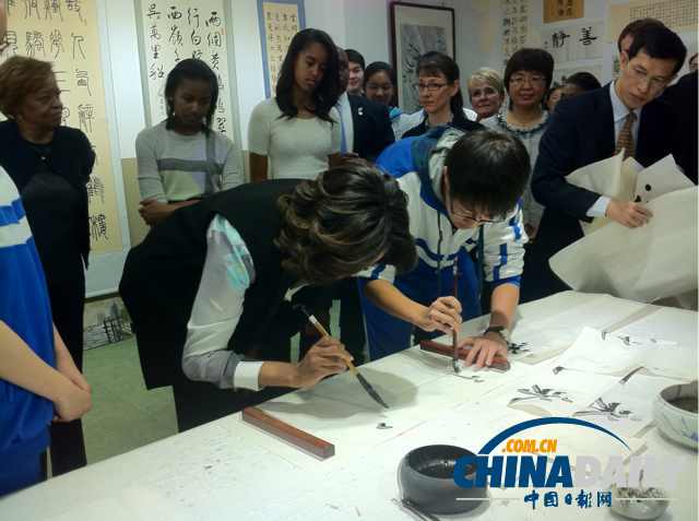 　北京時(shí)間3月21日，美國(guó)第一夫人米歇爾參觀北師大二附中時(shí)，與學(xué)生一起練習(xí)書法。