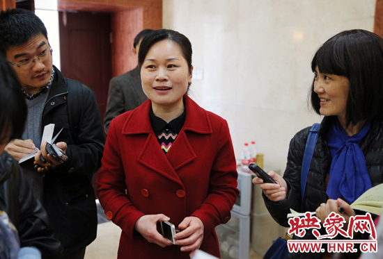 董亞娜是焦裕祿紀(jì)念館副館長，她兩次給習(xí)近平講解，贊總書記看得仔細(xì)，聽得認(rèn)真。3月20日，記者在蘭考采