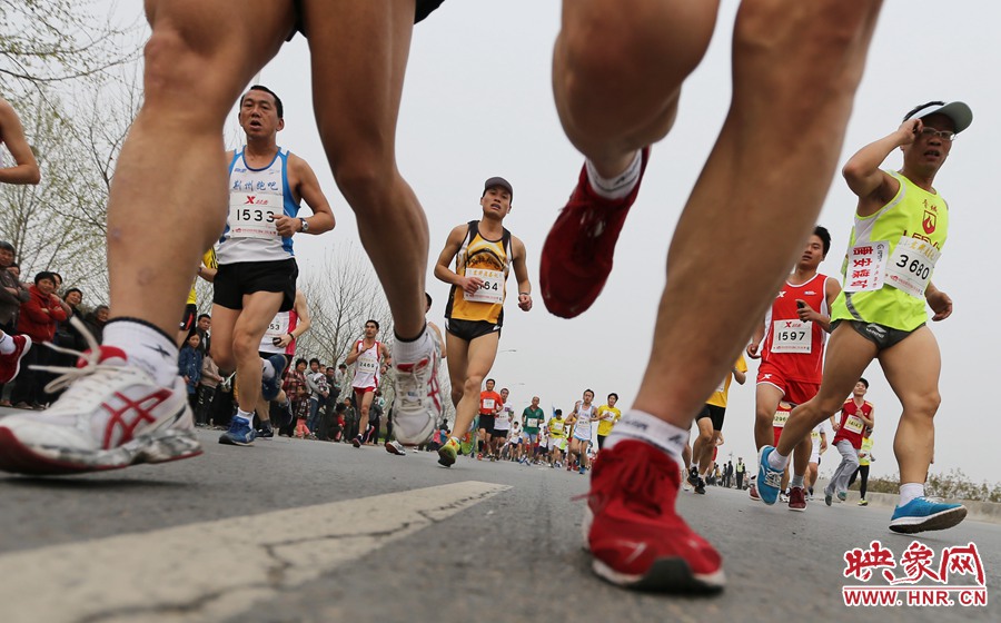 約五公里處，選手們已經(jīng)拉開了距離。