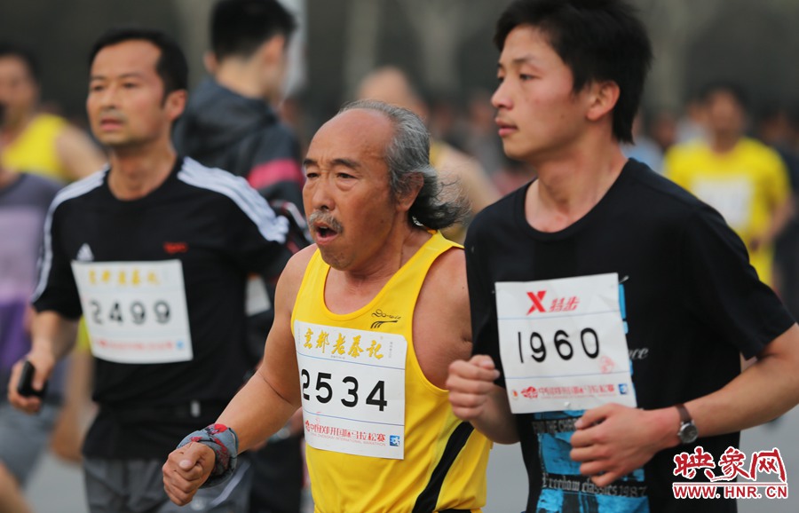 一位老年選手與年輕人比速度。