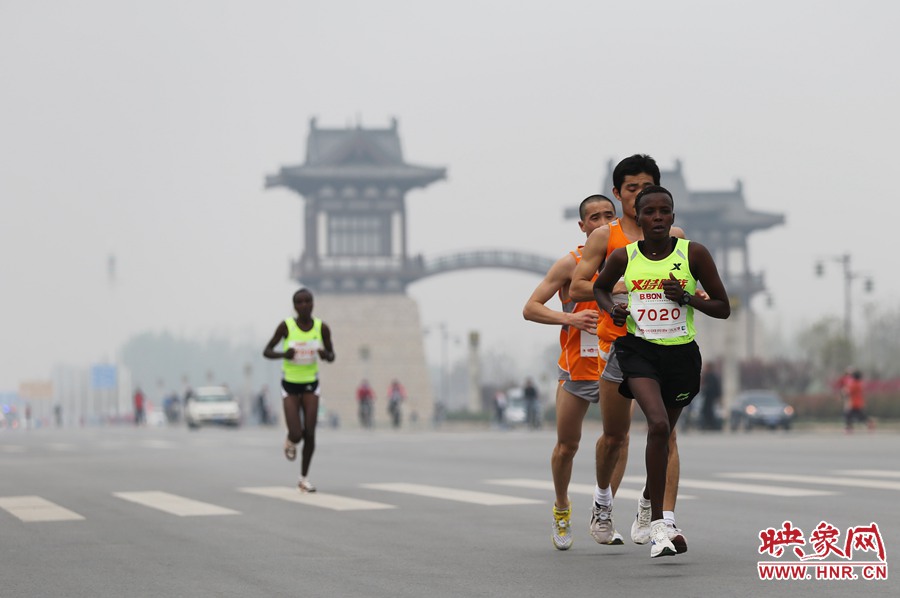 選手進(jìn)入開封市區(qū)。