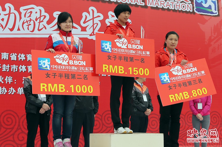 女子半程前三名選手。